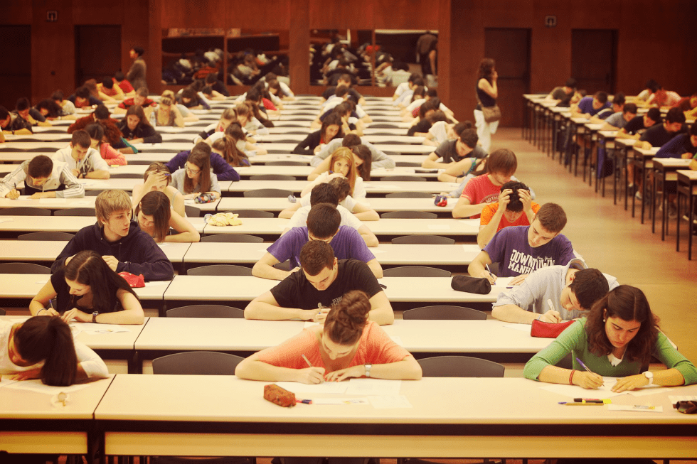 pce alumnos haciendo examen